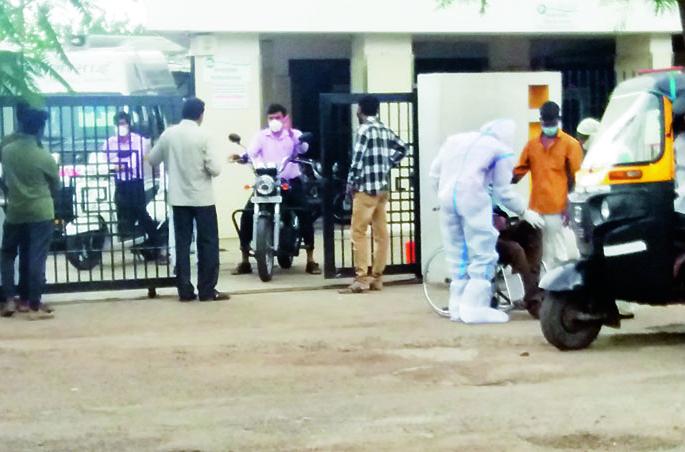 What are the symptoms of corona? .. Talk about money first; Patients at a private hospital in Solapur | कोरोनाची लक्षणं आहेत ?.. आधी पैशाचं बोला; सोलापुरातील खासगी रूग्णालयात रूग्णांचे हाल What are the symptoms of corona? .. Talk about money first; Patients at a private hospital in Solapur | कोरोनाची लक्षणं आहेत ?.. आधी पैशाचं बोला; सोलापुरातील खासगी रूग्णालयात रूग्णांचे हाल