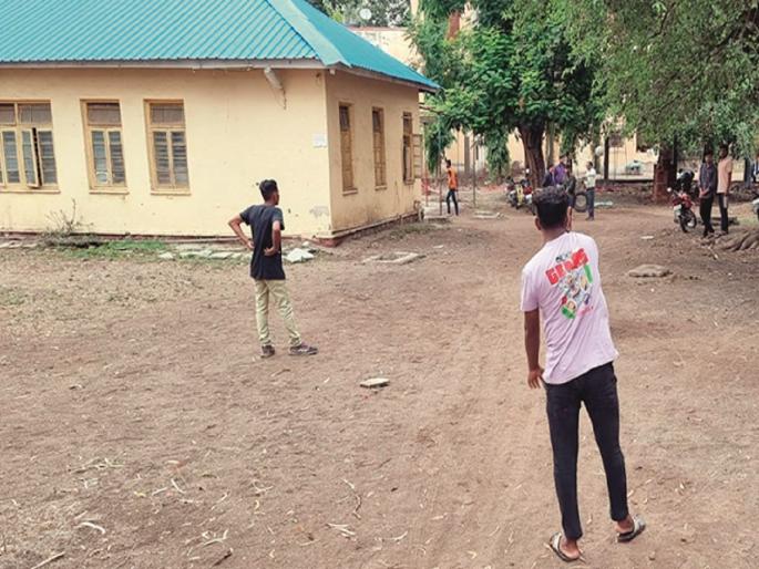 Girls your safety is now in your own hands; There are no housekeepers or women security guards in the hostel | मुलींनो तुमची सुरक्षा आता तुमच्याच हाती; वसतिगृहात गृहपाल, महिला सुरक्षारक्षकच नाहीत