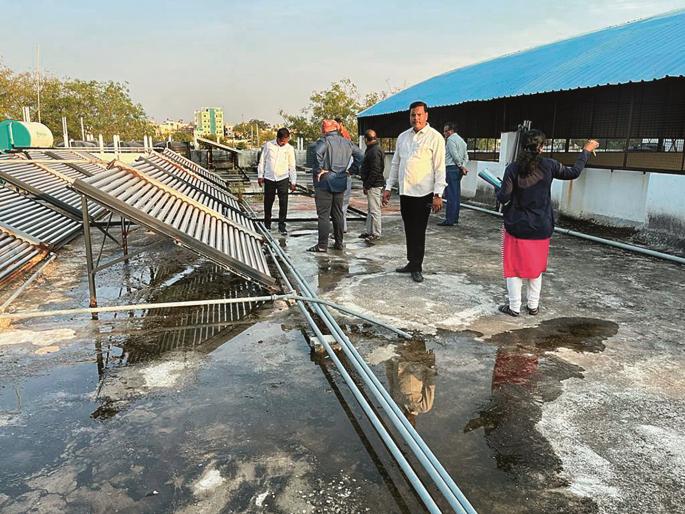 Problems in the girls hostel in the BAMU university, Adhi Sabha member shows, the rush of the officials and the efforts to repair it | विद्यार्थिनी वसतिगृहातील समस्यांचा भांडाफोड, अधिकाऱ्यांची धावपळ अन् दुरुस्तीचे प्रयत्न