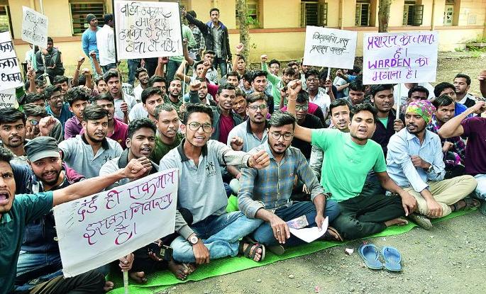 Students from backward hostel starved for two days | मागासवर्गीय वसतिगृहातील विद्यार्थी दोन दिवसांपासून उपाशी Students from backward hostel starved for two days | मागासवर्गीय वसतिगृहातील विद्यार्थी दोन दिवसांपासून उपाशी