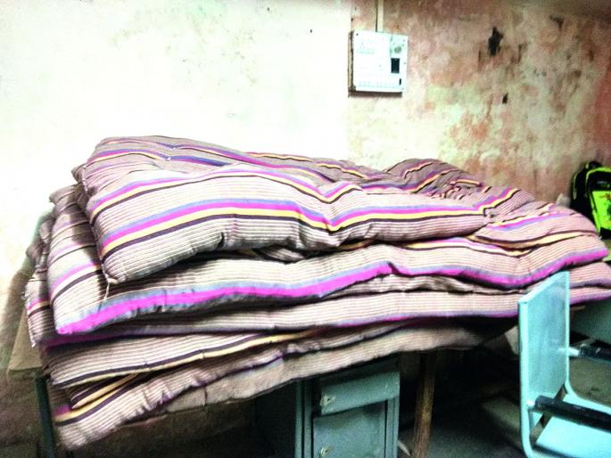 Students suffer due to incompatibilities in aided hostels! | अनुदानित वसतिगृहांमधील असुविधांमुळे विद्यार्थी त्रस्त! Students suffer due to incompatibilities in aided hostels! | अनुदानित वसतिगृहांमधील असुविधांमुळे विद्यार्थी त्रस्त!