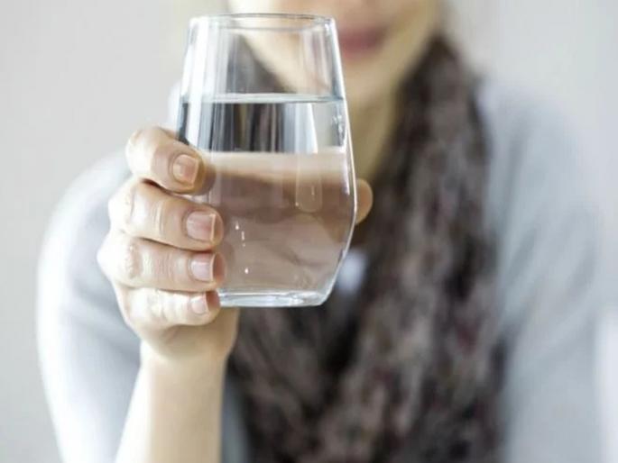 Hot water benefits for skin right from acne breakout to glowing skin | इन्फेक्शन असो वा पिंपल्स; त्वचेच्या समस्यांसोबतच आरोग्यही राखतं 'गरम पाणी' Hot water benefits for skin right from acne breakout to glowing skin | इन्फेक्शन असो वा पिंपल्स; त्वचेच्या समस्यांसोबतच आरोग्यही राखतं 'गरम पाणी'