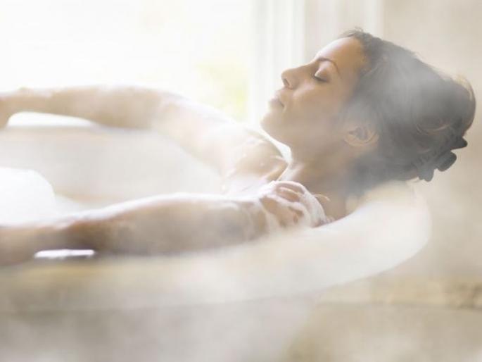 Taking five hot baths a week could prevent the risk of heart attack or stroke | आठवड्यातून 5 वेळा गरम पाण्याने आंघोळ केल्यास होतो हा फायदा