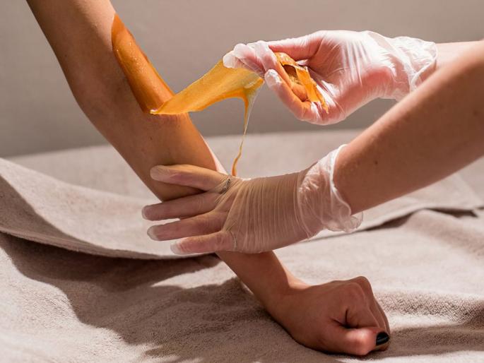 Difference between cold waxing and hot waxing what is better | कोल्ड वॅक्सिंग की हॉट वॅक्सिंग, कोणती पद्धत जास्त चांगली? Difference between cold waxing and hot waxing what is better | कोल्ड वॅक्सिंग की हॉट वॅक्सिंग, कोणती पद्धत जास्त चांगली?