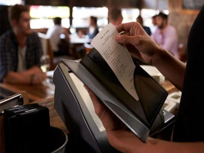 Despite the ban, restaurants charge 5 to 10 percent 'service charge'; 'This is how' customers are robbed | बंदी असूनही रेस्टॉरंट्समध्ये ५ ते १० टक्के ‘सर्व्हिस चार्ज’; 'अशी' होते ग्राहकांची लूट Despite the ban, restaurants charge 5 to 10 percent 'service charge'; 'This is how' customers are robbed | बंदी असूनही रेस्टॉरंट्समध्ये ५ ते १० टक्के ‘सर्व्हिस चार्ज’; 'अशी' होते ग्राहकांची लूट