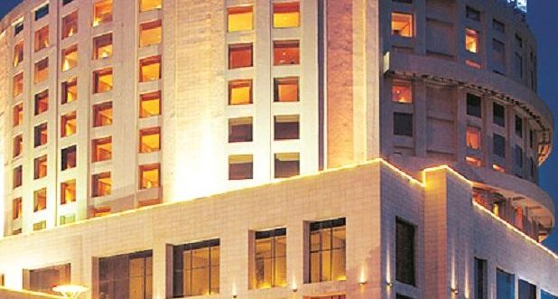 Isolation of Corona patients in the hotel for the safety of the family | कुटुंबीयांच्या सुरक्षेसाठी कोरोना रुग्णांचे हॉटेलमध्ये विलगीकरण Isolation of Corona patients in the hotel for the safety of the family | कुटुंबीयांच्या सुरक्षेसाठी कोरोना रुग्णांचे हॉटेलमध्ये विलगीकरण