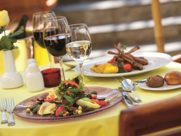 Only 30 to 40 percent bars restaurants in state will start | केवळ ३० ते ४० टक्के बार, रेस्टॉरंट होणार सुरू; ‘आहार’ची माहिती Only 30 to 40 percent bars restaurants in state will start | केवळ ३० ते ४० टक्के बार, रेस्टॉरंट होणार सुरू; ‘आहार’ची माहिती