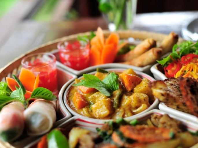 The order to impose a 5 percent GST in hotels from midnight | मध्यरात्रीपासून हॉटेलच्या बिलामध्ये होणार कपात, 5 टक्के जीएसटी लागू करण्याचा आदेश The order to impose a 5 percent GST in hotels from midnight | मध्यरात्रीपासून हॉटेलच्या बिलामध्ये होणार कपात, 5 टक्के जीएसटी लागू करण्याचा आदेश