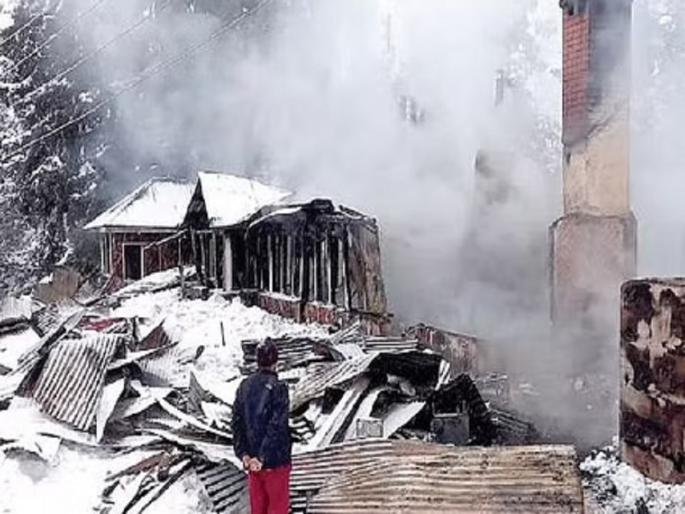 Hotel Highlands Park partially gutted in Gulmarg | गुलमर्गमधील हॉटेल हायलँड्स पार्क आगीत जळून खाक Hotel Highlands Park partially gutted in Gulmarg | गुलमर्गमधील हॉटेल हायलँड्स पार्क आगीत जळून खाक