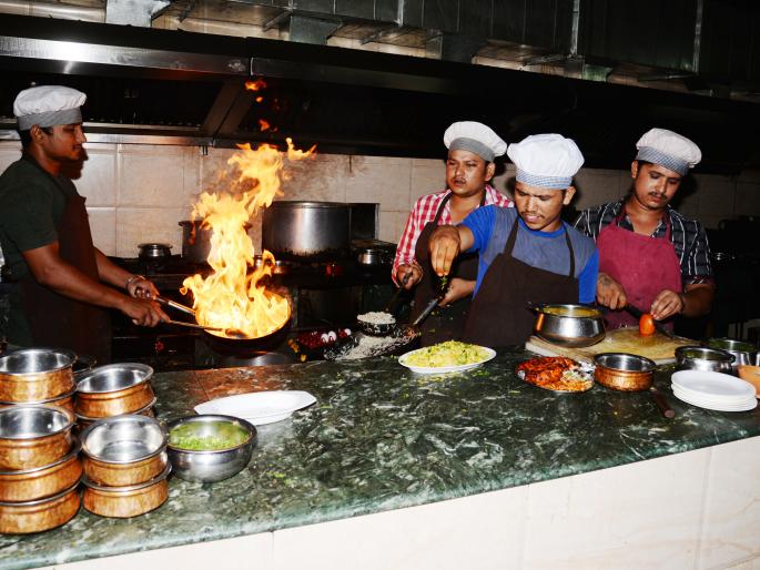 Hotel owner Solapuri ... Only Vastad from the kitchen, Nepali | हॉटेलचे मालक सोलापुरी...किचनमधील वस्ताद मात्र नेपाळी
