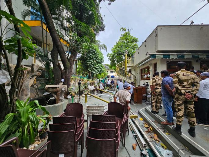 Hammer on unauthorized construction of famous Hotel Vaishali in Pune | पुण्यातील प्रसिद्ध हॉटेल वैशालीच्या अनाधिकृत बांधकामावर हातोडा Hammer on unauthorized construction of famous Hotel Vaishali in Pune | पुण्यातील प्रसिद्ध हॉटेल वैशालीच्या अनाधिकृत बांधकामावर हातोडा