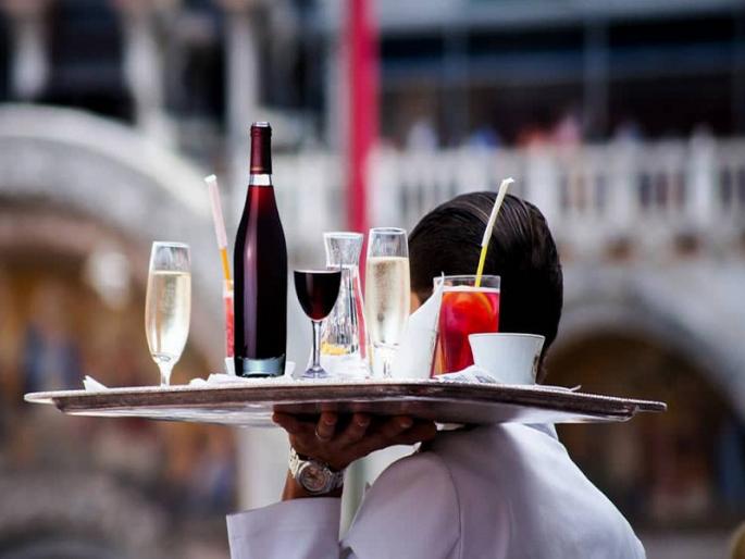 Chucky waiter kidnapped as asked for hotel bill; Five people were detained | हॉटेलमध्ये जेवणाचे बिल मागितले म्हणून चक्क वेटरचेच केले अपहरण; पाच जण ताब्यात