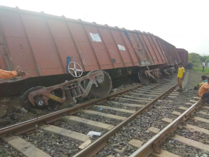 Rail coaches have collapsed near Solapur; | सोलापूरजवळ रेल्वेचे डबे घसरले, जिवितहानी नाही Rail coaches have collapsed near Solapur; | सोलापूरजवळ रेल्वेचे डबे घसरले, जिवितहानी नाही