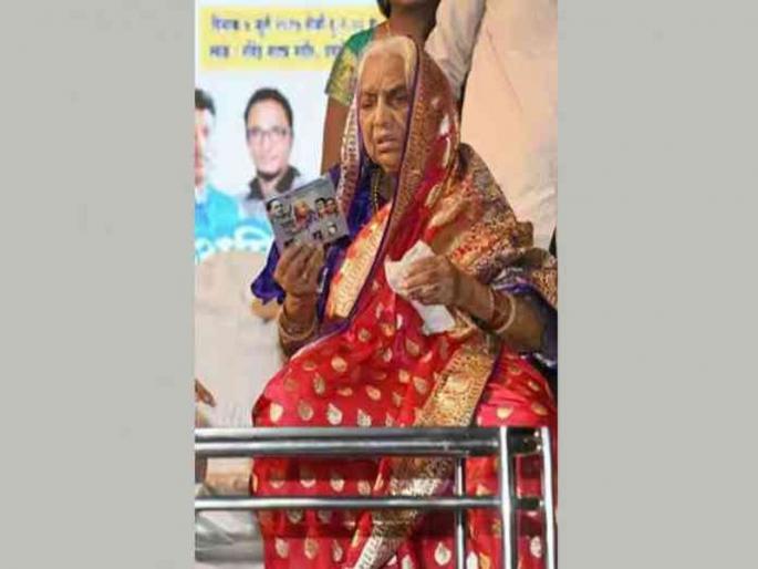 mother of central minister ramdas athavle passed away | रिपाइंचे अध्यक्ष रामदास आठवलेंच्या मातोश्रींचे निधन mother of central minister ramdas athavle passed away | रिपाइंचे अध्यक्ष रामदास आठवलेंच्या मातोश्रींचे निधन