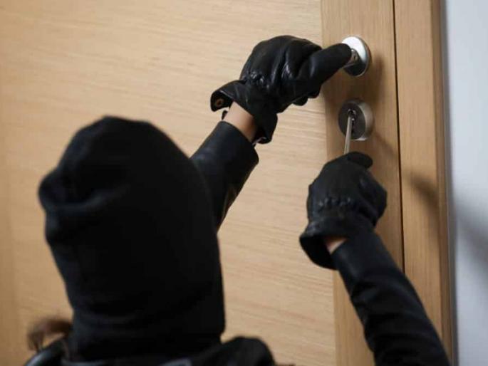 Three burglaries in one night in Indapur 2 lakh instead of lumpas | इंदापूरात एका रात्रीत तीन घरफोड्या; २ लाखांचा ऐवज लंपास Three burglaries in one night in Indapur 2 lakh instead of lumpas | इंदापूरात एका रात्रीत तीन घरफोड्या; २ लाखांचा ऐवज लंपास