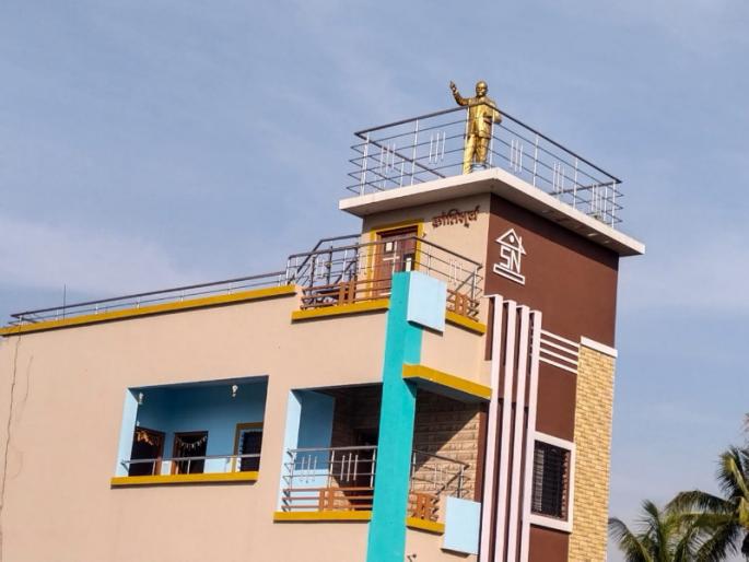 Built on his own house An eye catching statue of dr Babasaheb Ambedkar | बाबासाहेबांना त्रिवार अभिवादन! स्वतःच्या घरावर उभारला डॉ. बाबासाहेब आंबेडकर यांचा लक्षवेधी पुतळा Built on his own house An eye catching statue of dr Babasaheb Ambedkar | बाबासाहेबांना त्रिवार अभिवादन! स्वतःच्या घरावर उभारला डॉ. बाबासाहेब आंबेडकर यांचा लक्षवेधी पुतळा