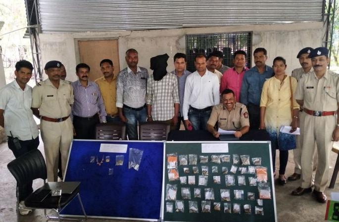 Nagpur's harden house braker found gold ornaments worth lakhs of gold jewelery seized | नागपुरात अट्टल चोरटा गवसला : सोन्यासह सव्वासहा लाखांचे दागिने जप्त Nagpur's harden house braker found gold ornaments worth lakhs of gold jewelery seized | नागपुरात अट्टल चोरटा गवसला : सोन्यासह सव्वासहा लाखांचे दागिने जप्त