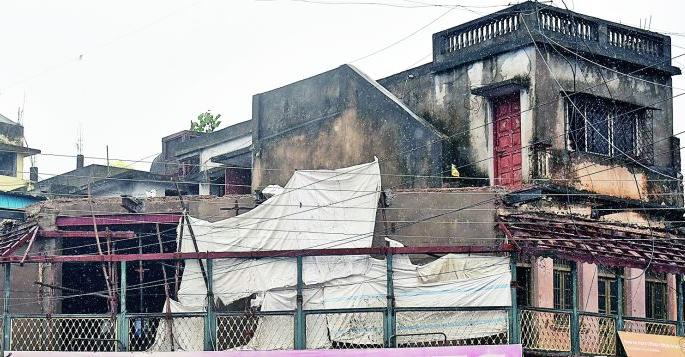 Municipal corporation is not responsible if house collapse! | घर पडल्यास मनपा जबाबदार नाही!