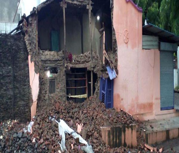 Kolhapur: A wall of a house fell on Saturn Peth; Luckily there is no harm: 60 to 70 thousand losses | कोल्हापूर : शनिवार पेठेत घराची भिंत पडली, सुदैवाने जीवित हानी नाही : ६० ते ७० हजारांचे नुकसान Kolhapur: A wall of a house fell on Saturn Peth; Luckily there is no harm: 60 to 70 thousand losses | कोल्हापूर : शनिवार पेठेत घराची भिंत पडली, सुदैवाने जीवित हानी नाही : ६० ते ७० हजारांचे नुकसान