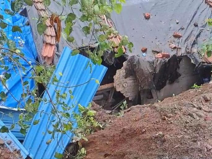 five houses on kalyan netivali hill collapsed | कल्याणच्या नेतिवली टेकडीवरील पाच घरे कोसळली five houses on kalyan netivali hill collapsed | कल्याणच्या नेतिवली टेकडीवरील पाच घरे कोसळली