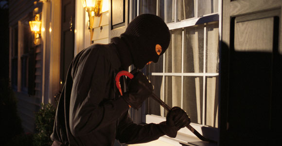 nashik,two,house,breaking,four,lakh,gold,theft | नाशिकमध्ये दोन घरफोड्यांमध्ये चार लाखांचा ऐवज लंपास