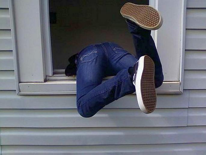 A business dealer takes a bag with a laptop from home | व्यापाऱ्याची भरदिवसा घरातून लॅपटॉपसह बॅग लंपास A business dealer takes a bag with a laptop from home | व्यापाऱ्याची भरदिवसा घरातून लॅपटॉपसह बॅग लंपास