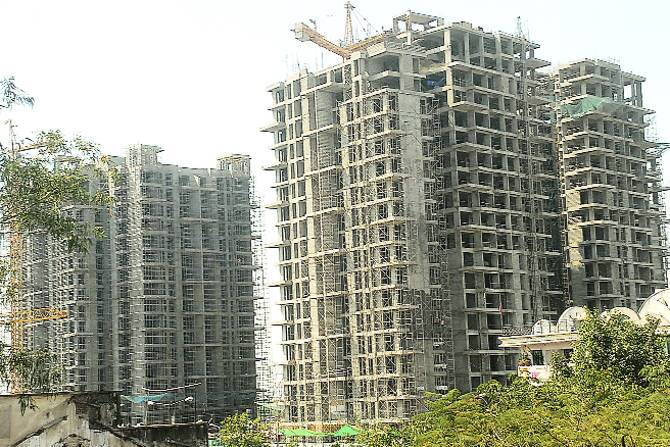 Construction in the village of Solapur; So open space prices are expensive | सोलापूरच्या गावठाणात बांधकाम; तर हद्दवाढीत खुल्या जागेच्या किंमती महाग Construction in the village of Solapur; So open space prices are expensive | सोलापूरच्या गावठाणात बांधकाम; तर हद्दवाढीत खुल्या जागेच्या किंमती महाग
