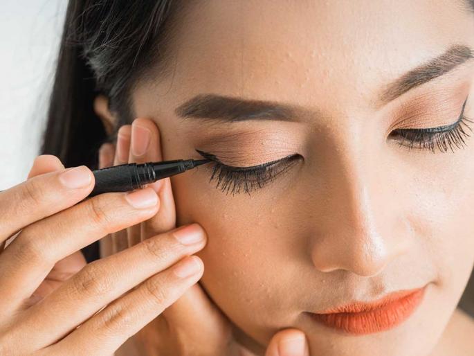 how to apply eye liner, latest trending method of applying eye liner | श्रीदेवी आणि रेखासारखे दिसतील सुंदर टप्पोरे डोळे, ‘या’ पद्धतीने लावा आय लायनर-दिसाल सुंदर how to apply eye liner, latest trending method of applying eye liner | श्रीदेवी आणि रेखासारखे दिसतील सुंदर टप्पोरे डोळे, ‘या’ पद्धतीने लावा आय लायनर-दिसाल सुंदर
