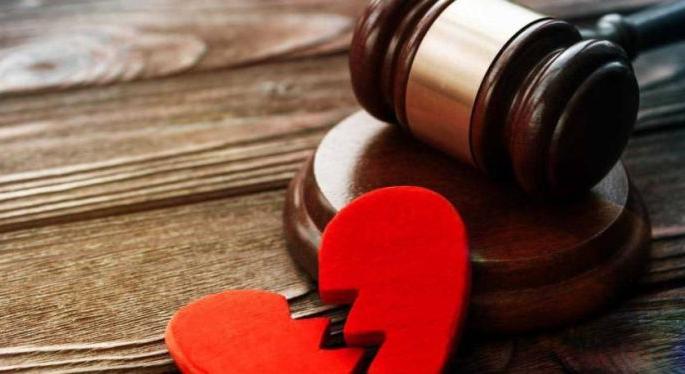 He starved his wife for divorce! | घटस्फोटासाठी त्याने पत्नीला उपाशी ठेवले!