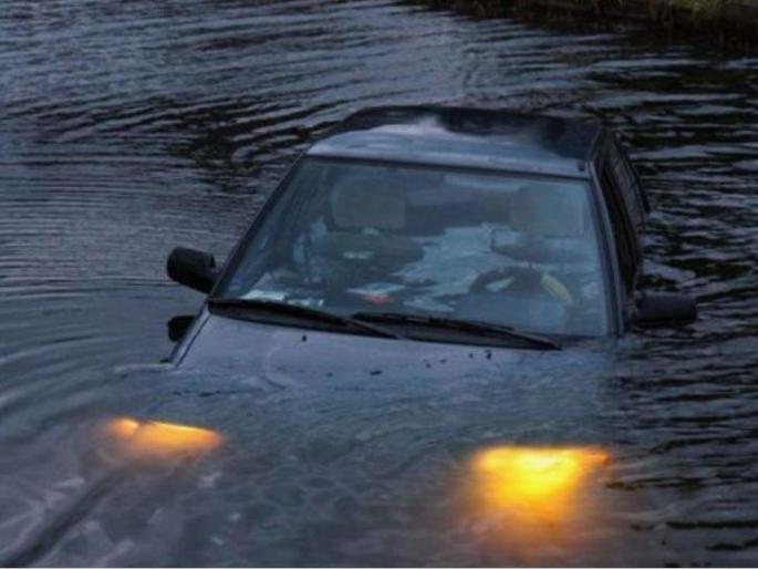 'Those' two cars were floating on the water, death was only a few steps away; But... | 'त्या' दोन कार्स पाण्यावर तरंगत होत्या, मृत्यूही काही पावलांवर होता; पण... 'Those' two cars were floating on the water, death was only a few steps away; But... | 'त्या' दोन कार्स पाण्यावर तरंगत होत्या, मृत्यूही काही पावलांवर होता; पण...