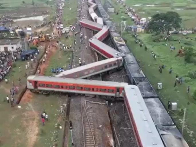 mumbai howrah collided with derailed goods train 2 passengers died 18 coaches derailed | घसरलेल्या मालगाडीला धडकली मुंबई-हावडा; २ प्रवाशांचा मृत्यू, १८ डबे रुळांवरून घसरले mumbai howrah collided with derailed goods train 2 passengers died 18 coaches derailed | घसरलेल्या मालगाडीला धडकली मुंबई-हावडा; २ प्रवाशांचा मृत्यू, १८ डबे रुळांवरून घसरले