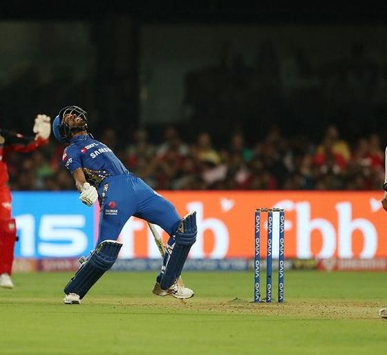 IPL 2019: ... and Hardik Pandya hit six out of the stadium | IPL 2019: हार्दिक पंड्याने दाखवल्या बेटकुळ्या अन् विराटचा चेहरा उतरला
