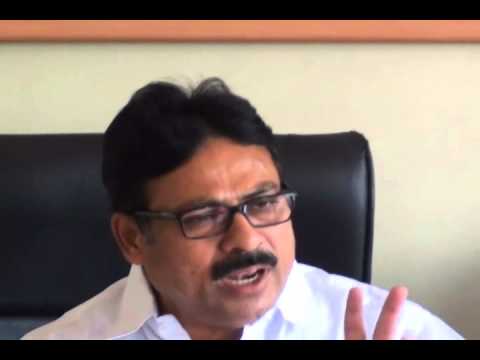 Jalgaon city attacked the vehicle of Dr. Satish Patil | जळगाव शहरात आमदार डॉ.सतीश पाटील यांच्या वाहनावर हल्ला