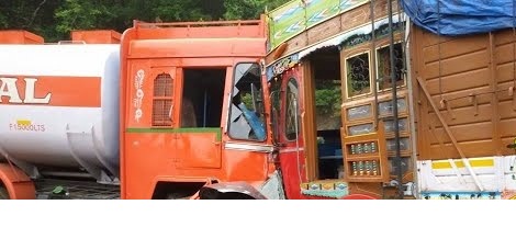 A truck collided with a truck in front of a truck on Solapur Road | नगर- सोलापूर रस्त्यावर ट्रकची समोरासमोर धडक, ट्रकचालक जखमी