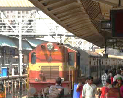 Solapur-Mumbai Siddheshwar Express closed for four days | सोलापूर-मुंबई सिद्धेश्वर एक्स्प्रेस चार दिवसांसाठी बंद Solapur-Mumbai Siddheshwar Express closed for four days | सोलापूर-मुंबई सिद्धेश्वर एक्स्प्रेस चार दिवसांसाठी बंद
