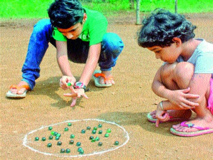 Traditional sports were out of date, Balotoy Baldwin in the age of technology | पारंपरिक खेळ झाले कालबाह्य, तंत्रज्ञान युगात बलतोय बालदिन Traditional sports were out of date, Balotoy Baldwin in the age of technology | पारंपरिक खेळ झाले कालबाह्य, तंत्रज्ञान युगात बलतोय बालदिन