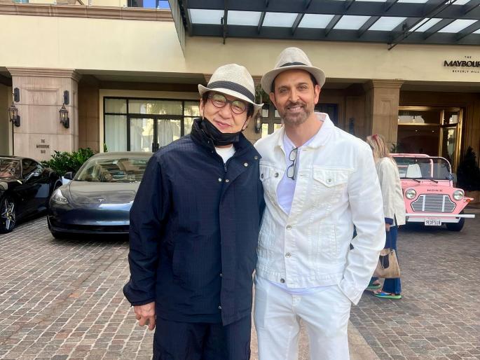 hrithik roshan met jackie chan shared photo with hillarious caption | हृतिक रोशनने घेतली जॅकी चॅनची भेट, चाहते खूश; मजेशीर कॅप्शन लिहित म्हणाला... hrithik roshan met jackie chan shared photo with hillarious caption | हृतिक रोशनने घेतली जॅकी चॅनची भेट, चाहते खूश; मजेशीर कॅप्शन लिहित म्हणाला...