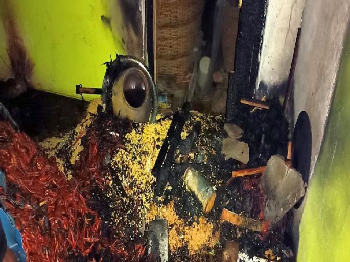 house caught fire due to a short circuit, household materials were burnt in the fire | शॉटसर्कीटमुळे घराला आग, संसारोपयोगी साहित्य जळून खाक house caught fire due to a short circuit, household materials were burnt in the fire | शॉटसर्कीटमुळे घराला आग, संसारोपयोगी साहित्य जळून खाक