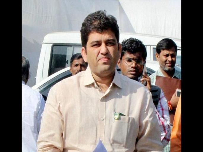 Harshvardhan Jadhav, the first resigning MLA for the reservation | आरक्षणासाठी पहिला राजीनामा देणारे आमदार हर्षवर्धन जाधव पोलिसांच्या ताब्यात Harshvardhan Jadhav, the first resigning MLA for the reservation | आरक्षणासाठी पहिला राजीनामा देणारे आमदार हर्षवर्धन जाधव पोलिसांच्या ताब्यात