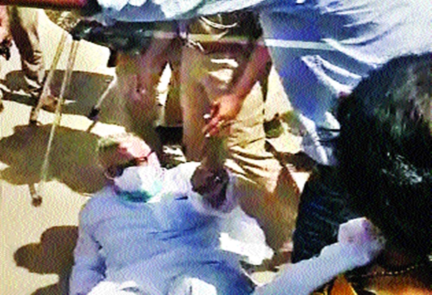 Hathras Gangrape : Police in riot gear stormed a rally on Friday, removing hundreds of protesters by truck | Hathras Gangrape : हाथरसमध्ये पोलिसांची मुजोरी सुरूच, खासदारांना धक्काबुक्की Hathras Gangrape : Police in riot gear stormed a rally on Friday, removing hundreds of protesters by truck | Hathras Gangrape : हाथरसमध्ये पोलिसांची मुजोरी सुरूच, खासदारांना धक्काबुक्की