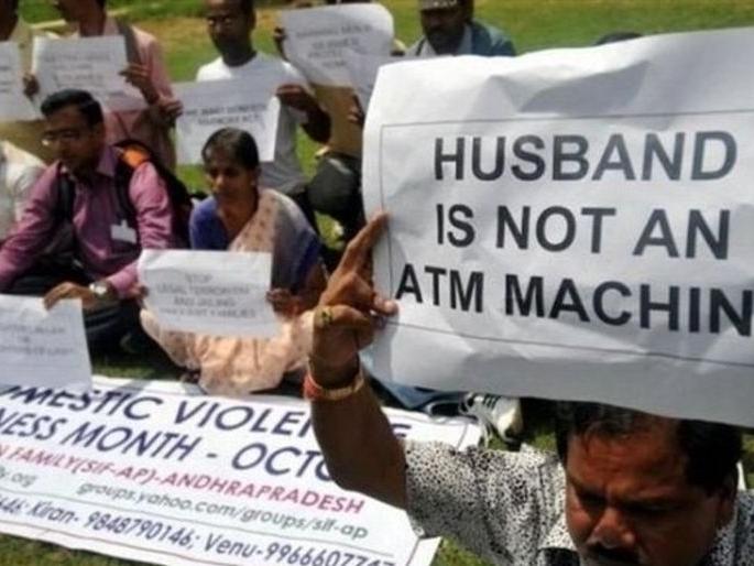 The boy has been persecuted ... 54 spies of support for the men and women in the field of assistance, husband compliant of wife | बायकोनं छळलंय वो... 54 पत्नीपीडित पुरूषांची सहाय्यता कक्षात धाव