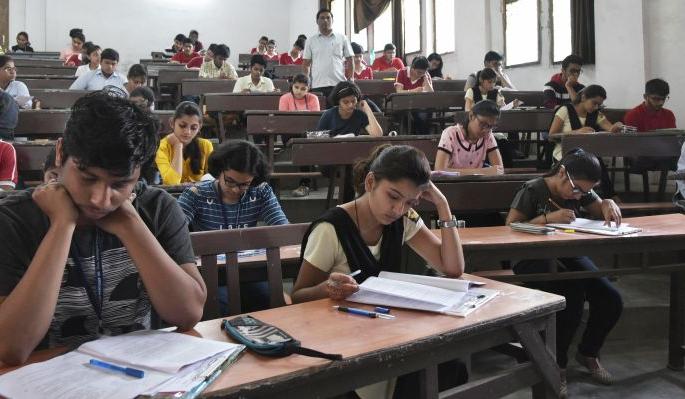 On the first day of the examination, the flying Squad has not been seen | परीक्षेच्या पहिल्याच दिवशी भरारी पथक फिरकलेच नाही