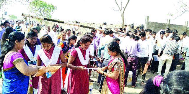 Start of HSC examination in district | जिल्ह्यात बारावीच्या परीक्षेस सुरळीत प्रारंभ Start of HSC examination in district | जिल्ह्यात बारावीच्या परीक्षेस सुरळीत प्रारंभ