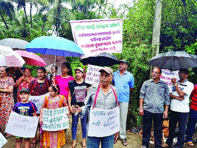 environmentalists' agitation against angry people | बावखळ बुजवणाऱ्यांच्या विरोधात संतप्त पर्यावरणप्रेमींचे आंदोलन environmentalists' agitation against angry people | बावखळ बुजवणाऱ्यांच्या विरोधात संतप्त पर्यावरणप्रेमींचे आंदोलन