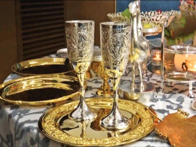 The guests will eat on silver and gold plates; 15,000 silver vessels made by 200 artisans | पाहुणे जेवणार सोन्या-चांदीच्या ताटात; २०० कारागिरांनी बनवली १५,००० चांदीची भांडी The guests will eat on silver and gold plates; 15,000 silver vessels made by 200 artisans | पाहुणे जेवणार सोन्या-चांदीच्या ताटात; २०० कारागिरांनी बनवली १५,००० चांदीची भांडी