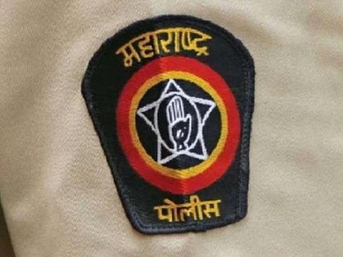Dabanggiri of a police officer in Ulhasnagar; beaten youth | उल्हासनगरात पोलीस अधिकाऱ्याची दबंगगिरी; तरुणांची विनाकारण धुलाई Dabanggiri of a police officer in Ulhasnagar; beaten youth | उल्हासनगरात पोलीस अधिकाऱ्याची दबंगगिरी; तरुणांची विनाकारण धुलाई