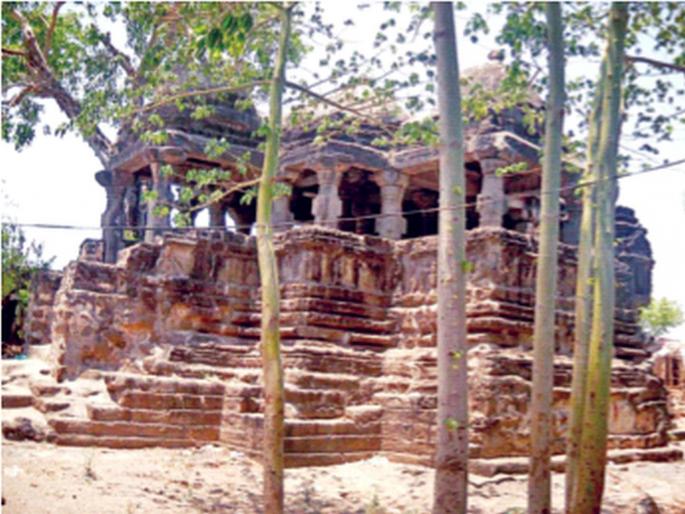 Ancient Nagar style temples in Methi village remind of the Yadav period | मेथी गावातील पुरातन नागरशैली मंदिरे देतात यादव काळाची आठवण Ancient Nagar style temples in Methi village remind of the Yadav period | मेथी गावातील पुरातन नागरशैली मंदिरे देतात यादव काळाची आठवण
