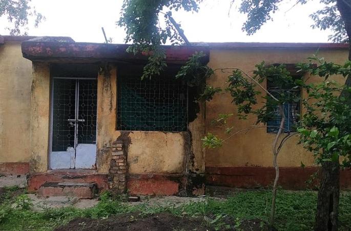 Ayurvedic Hospital building in bad condition | आयुर्वेदिक दवाखान्याच्या इमारतीची दुरवस्था Ayurvedic Hospital building in bad condition | आयुर्वेदिक दवाखान्याच्या इमारतीची दुरवस्था