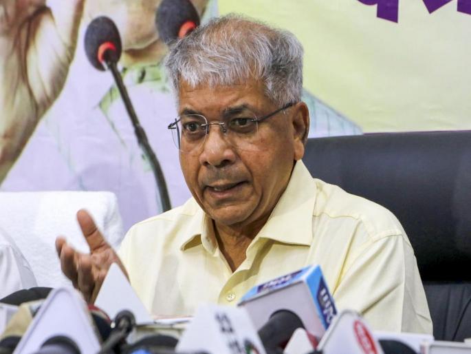 Prakash Ambedkar criticized in Nerul if the BJP is given power, the country will go into debt | भाजपला सत्ता दिल्यास देश कर्जात बुडेल, नेरूळमध्ये प्रकाश आंबेडकरांची टीका