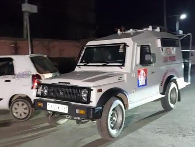 Terrorist attack on wife, daughter of Jammu police constable; Moved to hospital | Terrorist attack: जम्मू पोलीस कॉन्स्टेबलच्या पत्नी, मुलीवर दहशतवाद्यांचा हल्ला; गंभीर जखमी Terrorist attack on wife, daughter of Jammu police constable; Moved to hospital | Terrorist attack: जम्मू पोलीस कॉन्स्टेबलच्या पत्नी, मुलीवर दहशतवाद्यांचा हल्ला; गंभीर जखमी